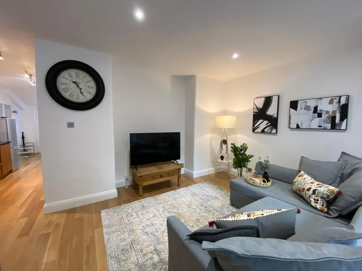Image 5 of Fantastic Spacious Garden Flat with Own Private Entrance