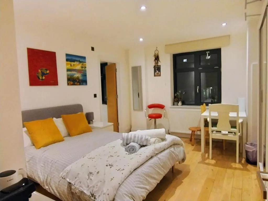 Fantastic location Ensuite luxury Shoreditch Hoxton spitalfields Liverpool st London Bridge city 2 Room only luxury Doubles for 5 guests