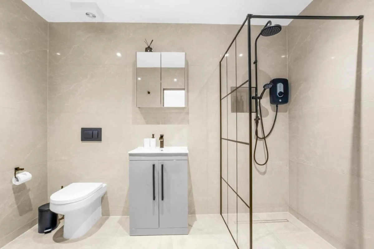 Image 3 of Finchley Penthouse Sleeps 8 Free Parking LDN