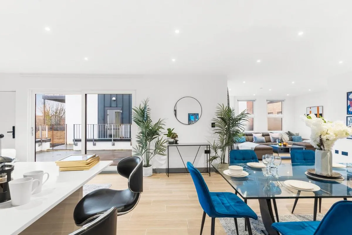 Image 4 of Finchley Penthouse Sleeps 8 Free Parking LDN