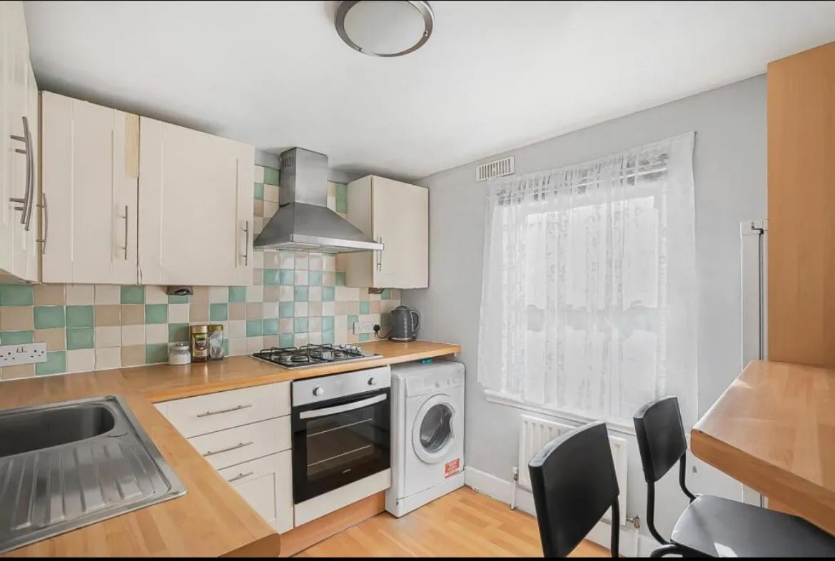 Image 4 of First floor 1 bed apartment with lounge and kitchen