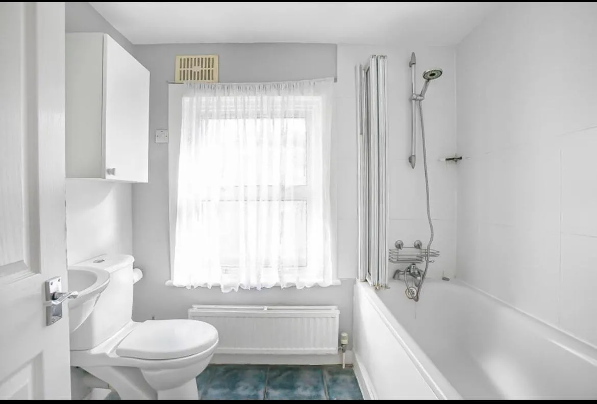 Image 3 of First floor 1 bed apartment with lounge and kitchen