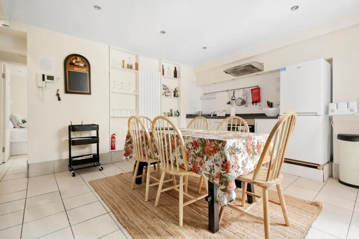 Image 3 of Flat on Broadway Market with Patio
