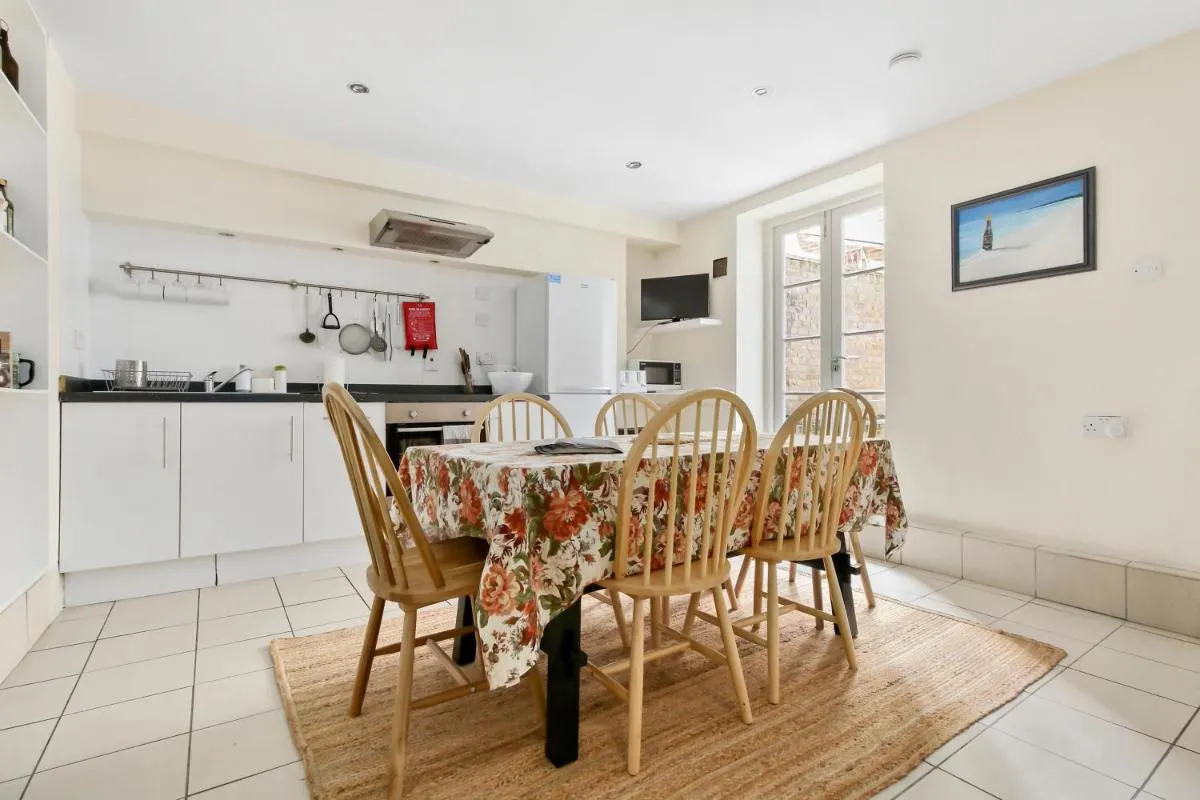 Image 4 of Flat on Broadway Market with Patio