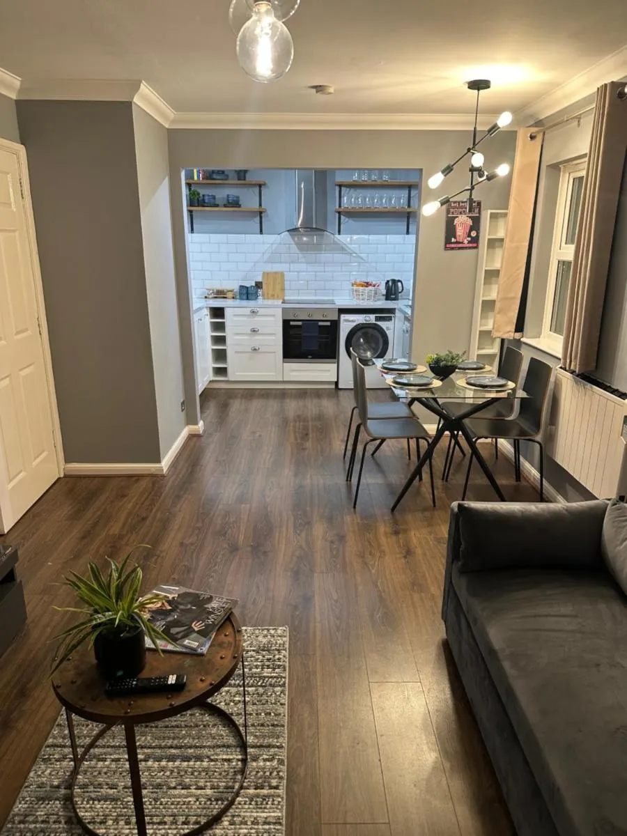 Image 3 of Free Parking – 4 Beds – Great Transport