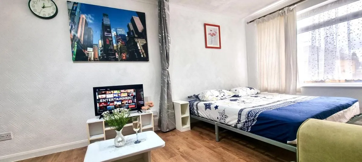 Image 2 of Friendly family apartment comfort sleep 6 close to tube bus airport