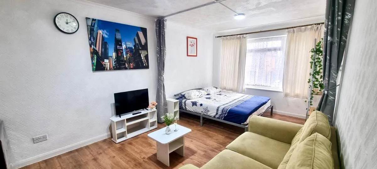 Image 5 of Friendly family apartment comfort sleep 6 close to tube bus airport