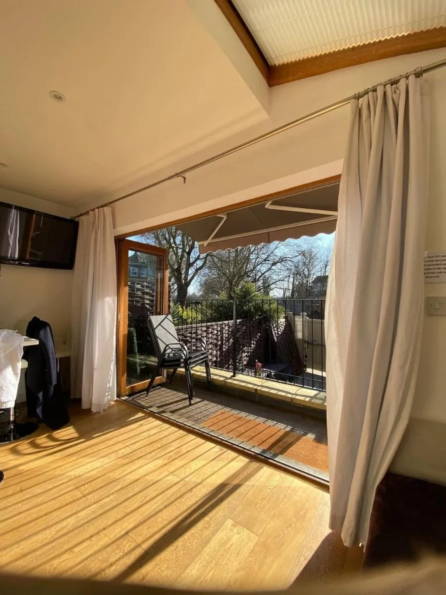 Image 4 of Fulham 2-Bed Apt w South Terrace near Tube