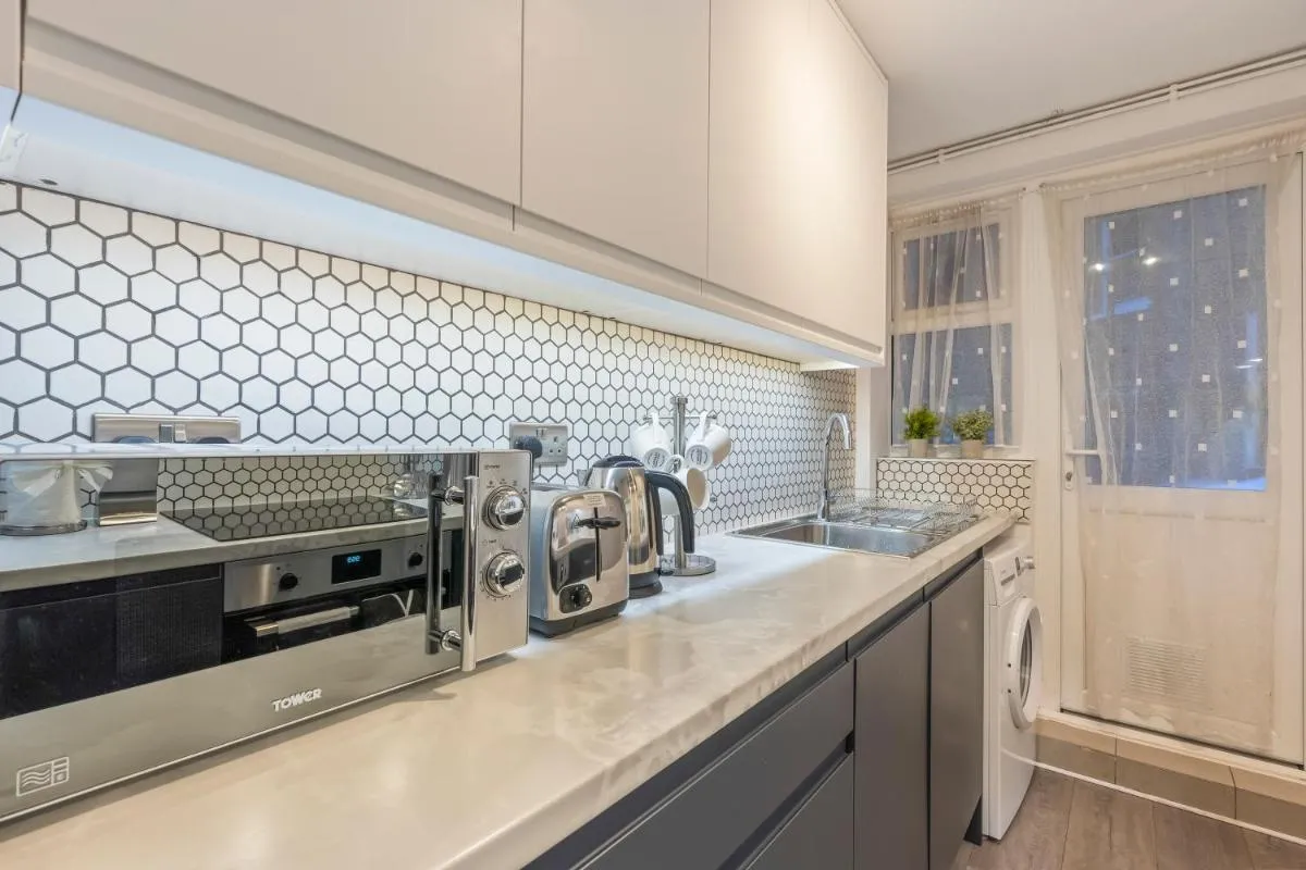 Image 3 of Fulham Serviced Apartment, Sleeps 6 WIFI Parking