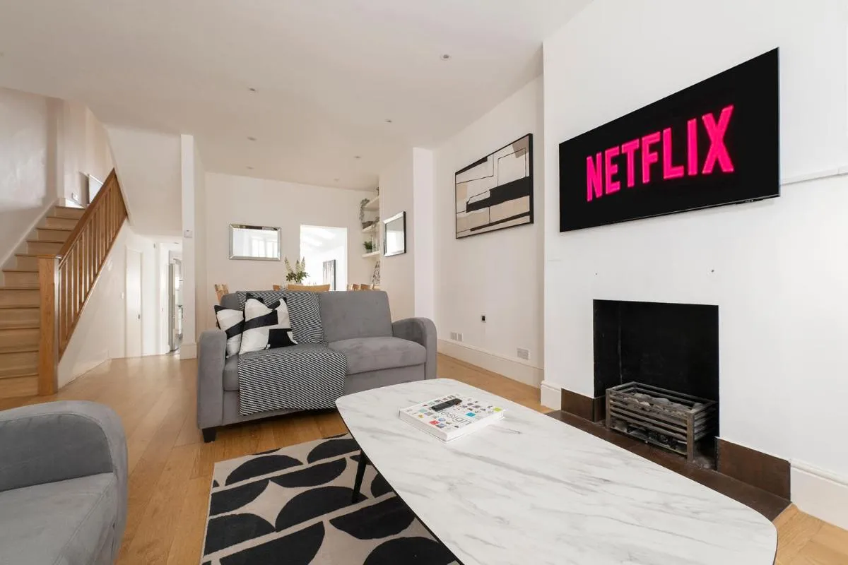 Image 3 of Fulham Spacious & Luxe House with Parking & Garden