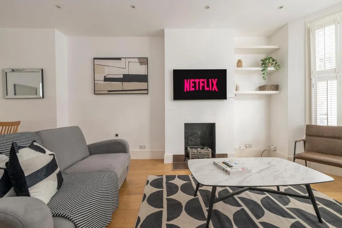 Image 4 of Fulham Spacious & Luxe House with Parking & Garden