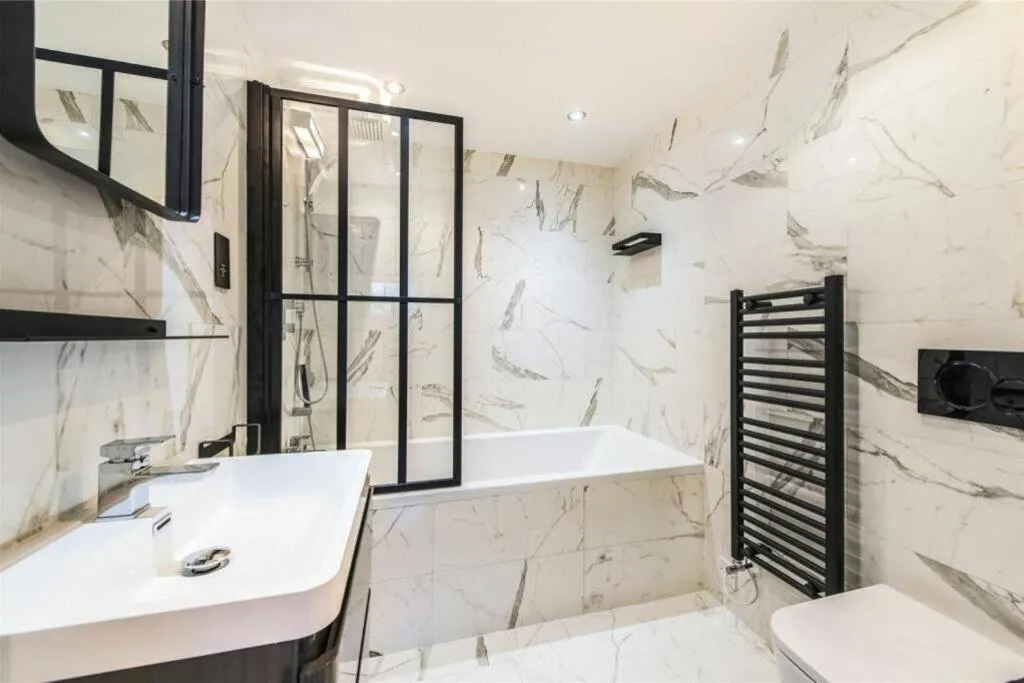 Image 3 of Fulham Townhouse, 2 Baths, Parking, Breakfast