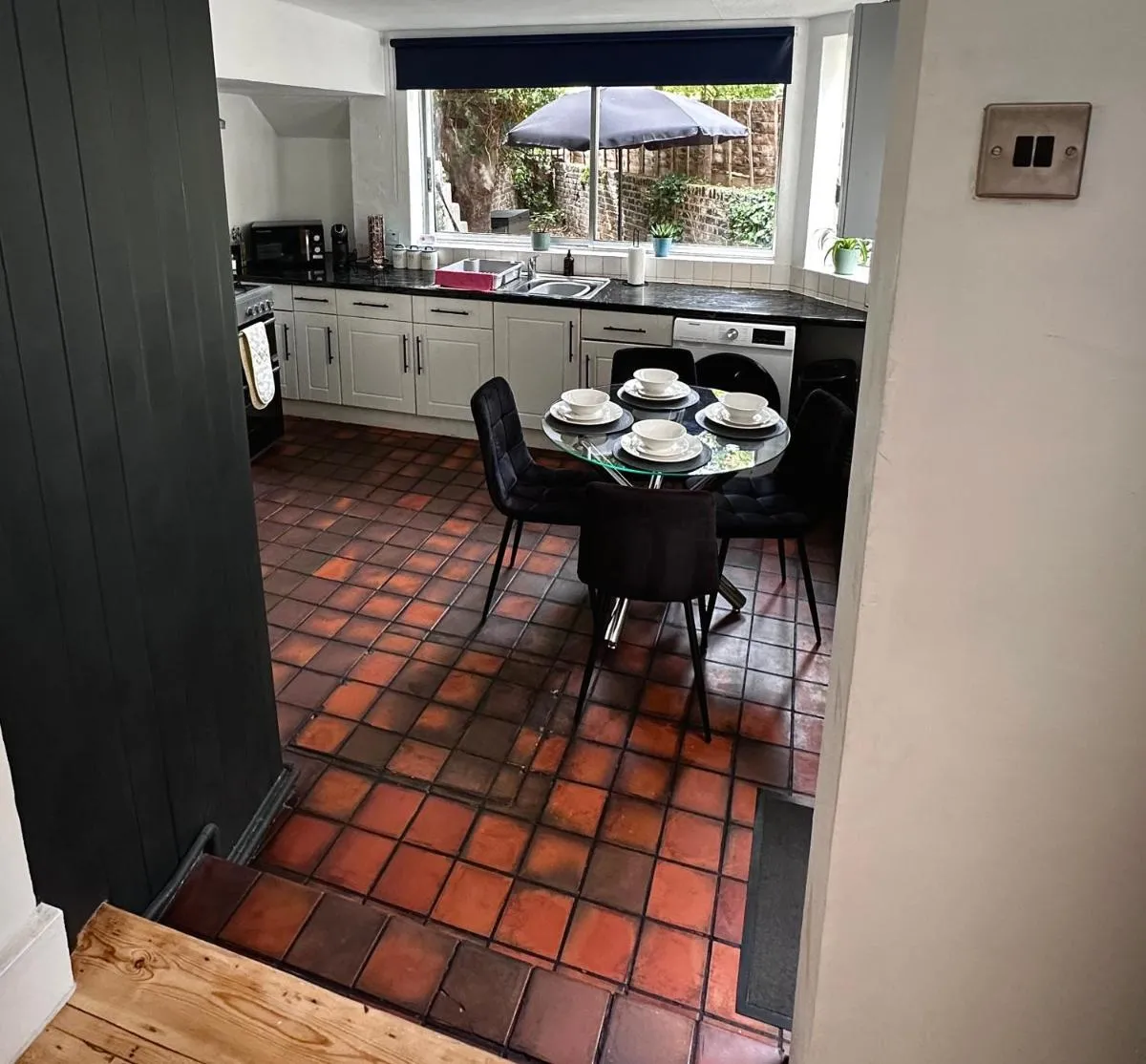 Image 3 of Fulham Tranquil 2BD King Bed Home with Parking & Gdn