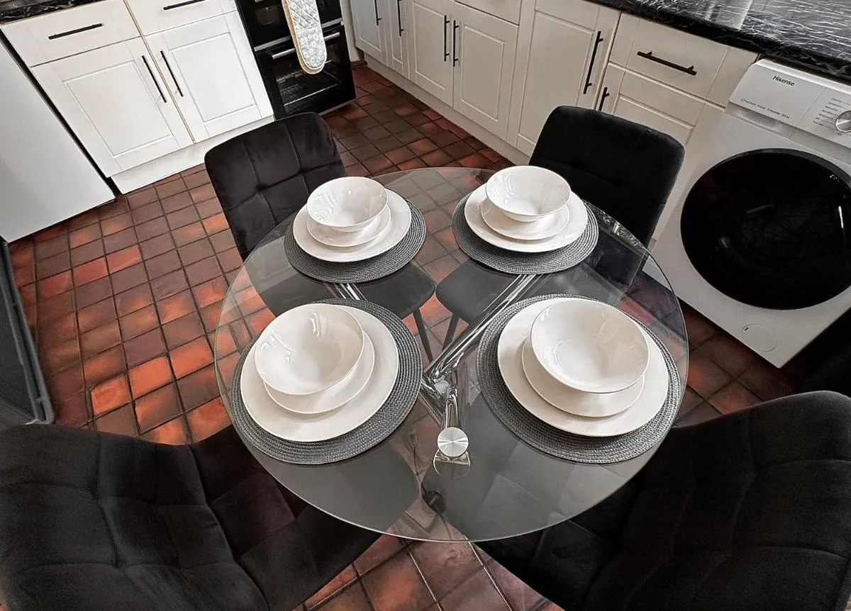 Image 4 of Fulham Tranquil 2BD King Bed Home with Parking & Gdn