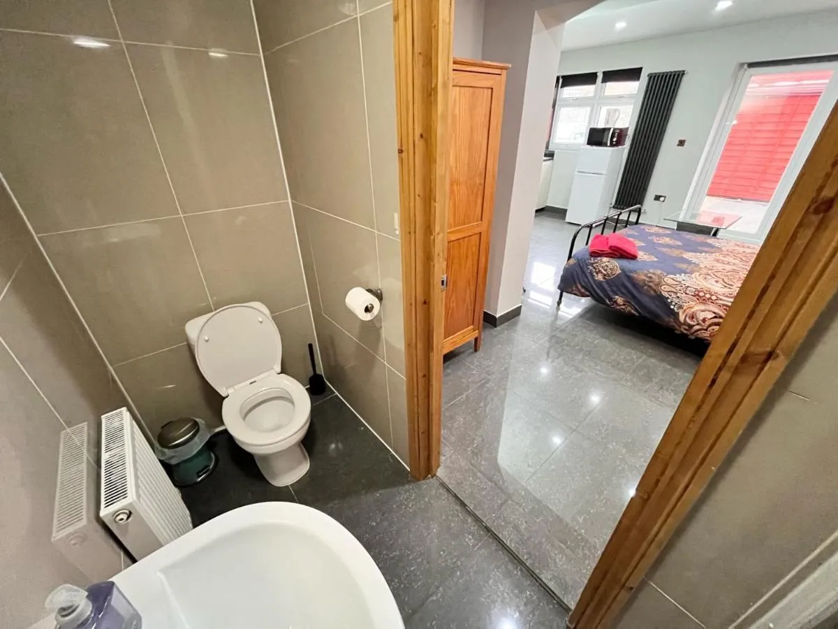 Image 3 of Full Studio Near Heathrow Airport & London