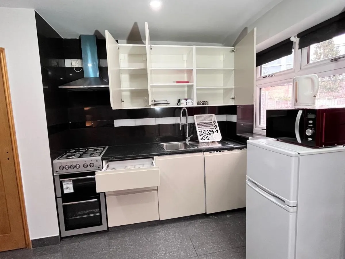 Image 4 of Full Studio Near Heathrow Airport & London