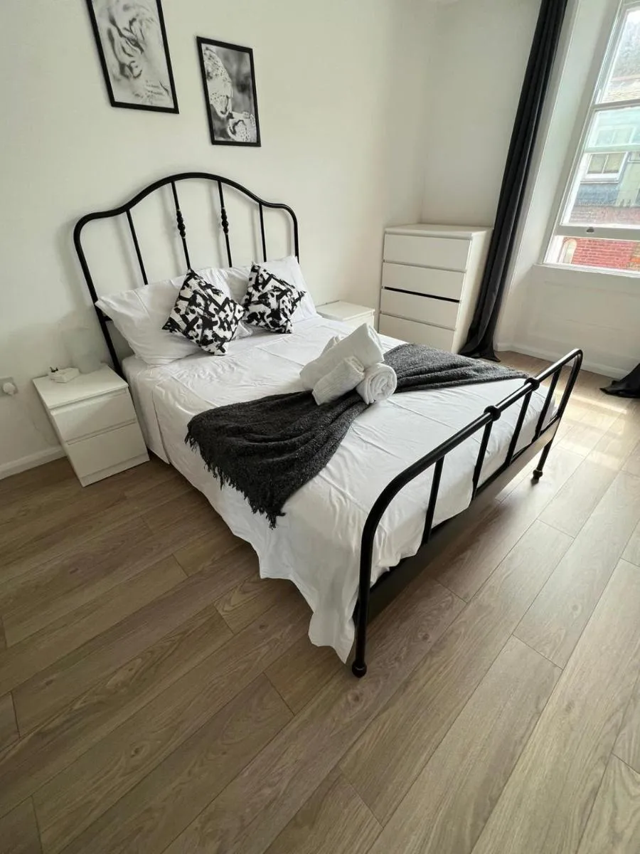 Image 4 of Fully equipped 2 bed flat on Old Compton St!