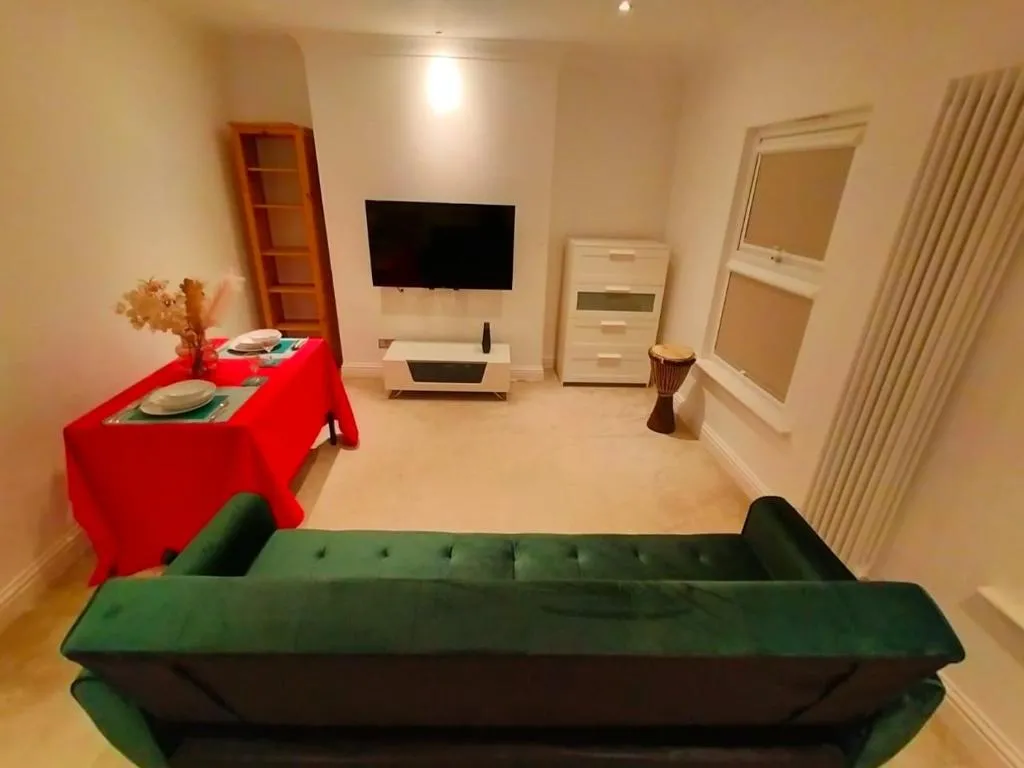 Image 1 of Fully-equipped flat in the city of London.