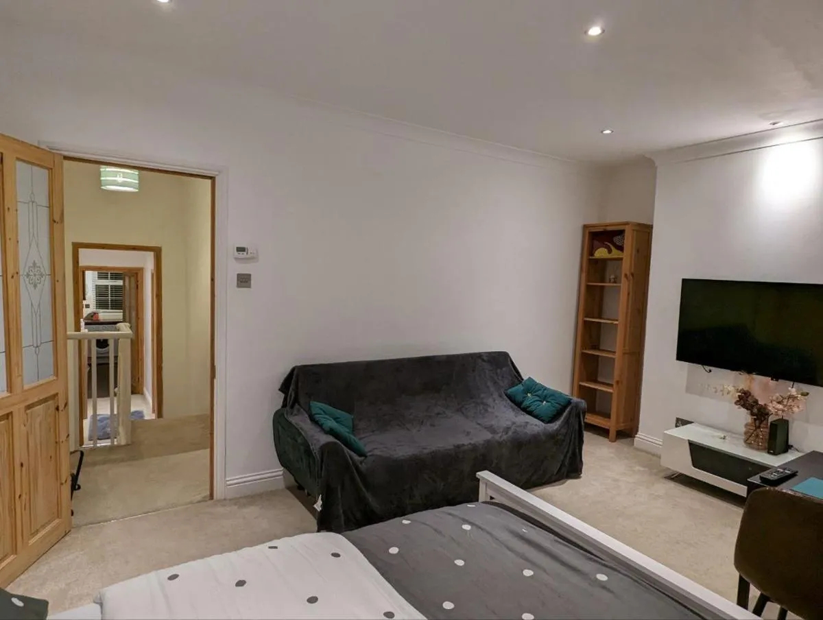 Image 5 of Fully-equipped flat in the city of London