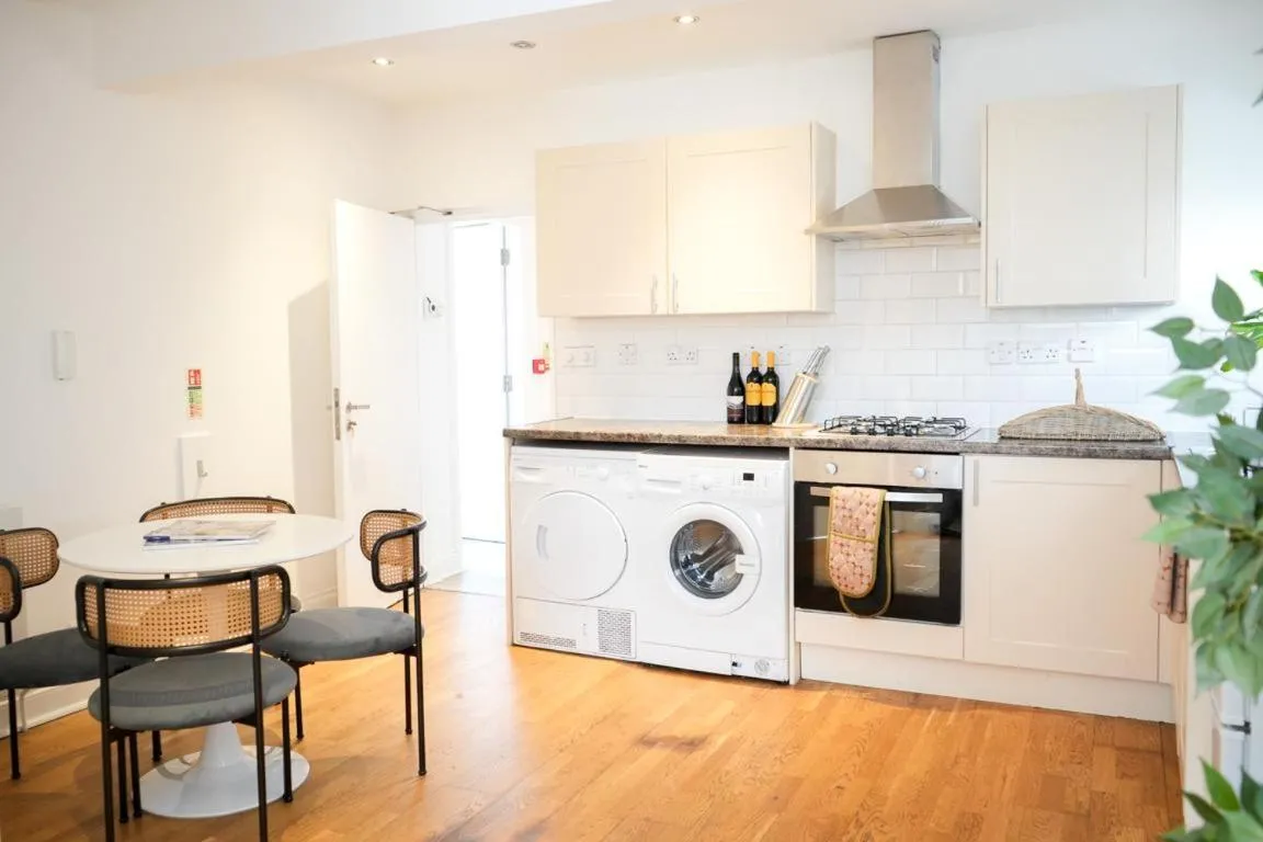 Image 3 of Fun Energetic Oasis in Islington – Sleeps6