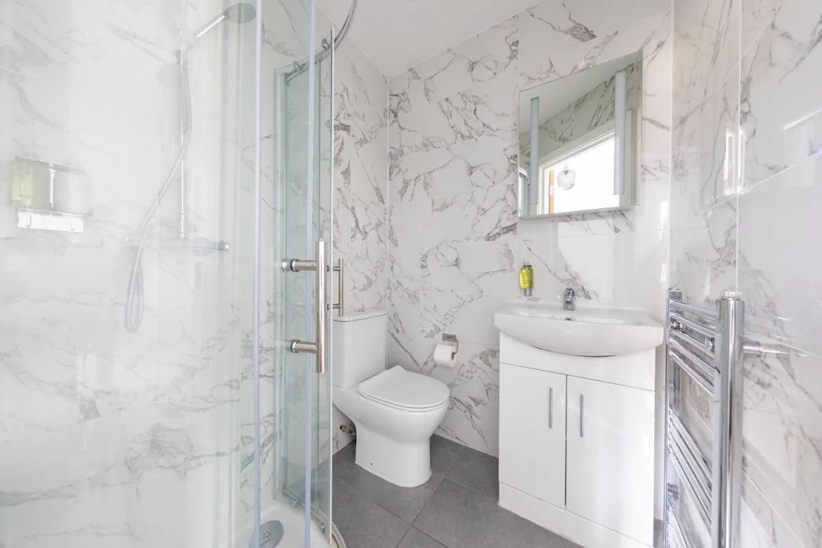 Image 5 of Functional Budget Stay with Wi-Fi and Laundry Facilities near Tube Station