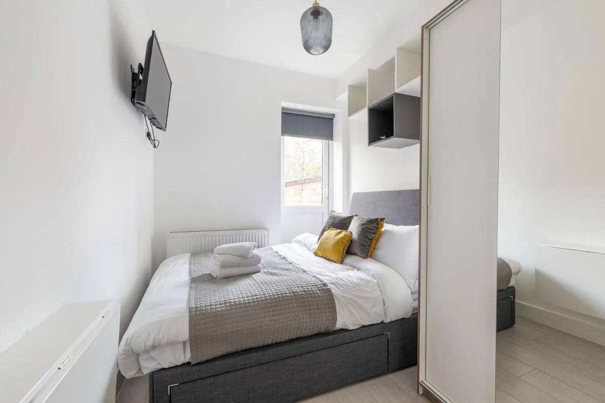 Image 3 of Functional Double With An Ensuite Toilet And Shower Near Tube And Bus Stations