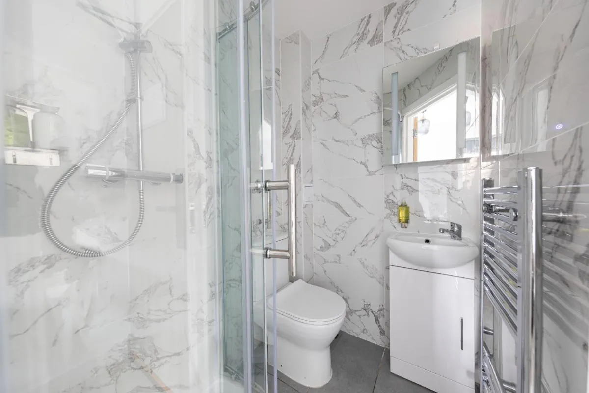 Image 5 of Functional Double With An Ensuite Toilet And Shower Near Tube And Bus Stations