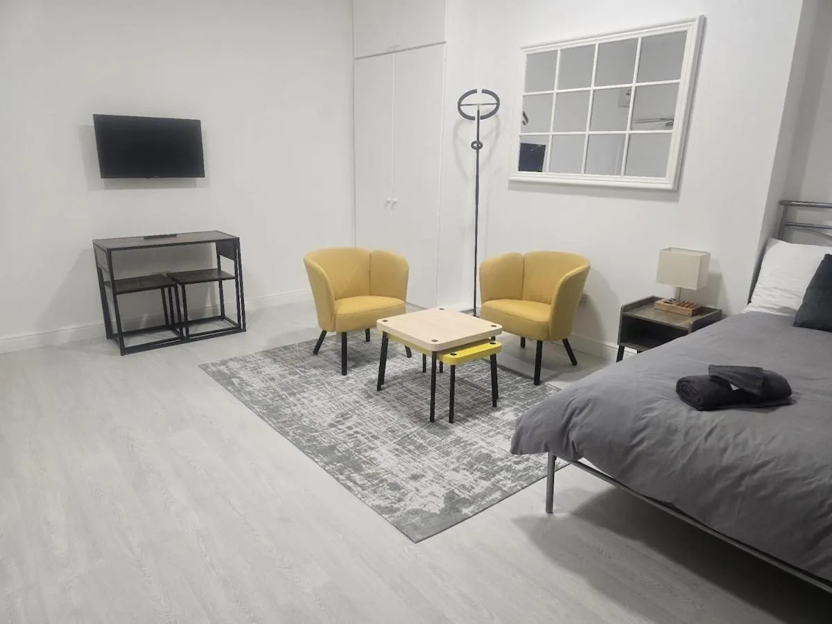 Image 3 of Funky Flat Nr Central London