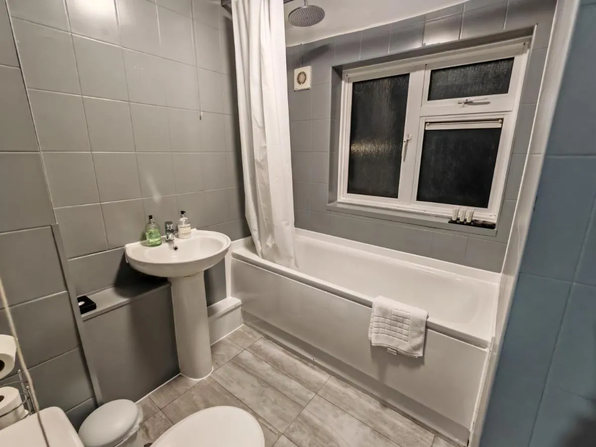 Image 3 of Garland Modern Close To Station 3 Bedroom City Apartment
