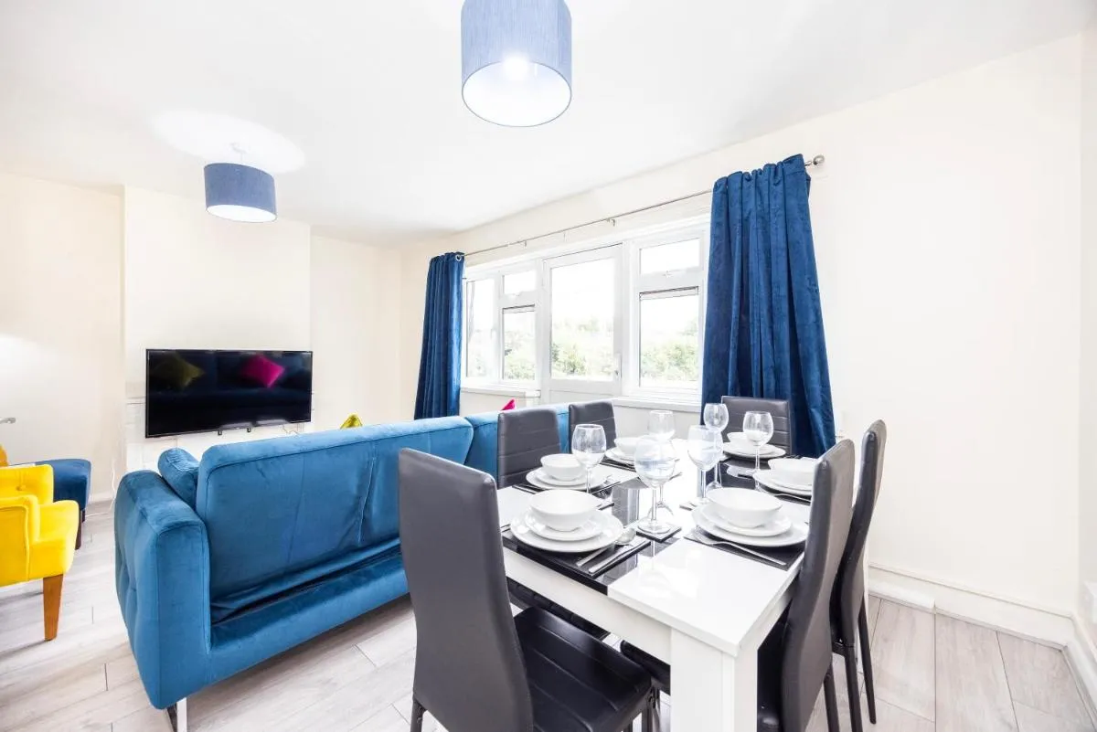 Image 5 of Garland Modern Close To Station 3 Bedroom City Apartment