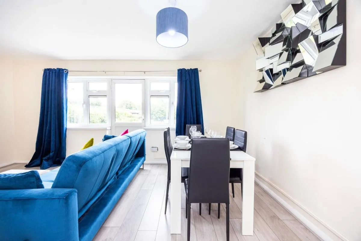 Image 4 of Garland Modern Close To Station 3 Bedroom City Apartment