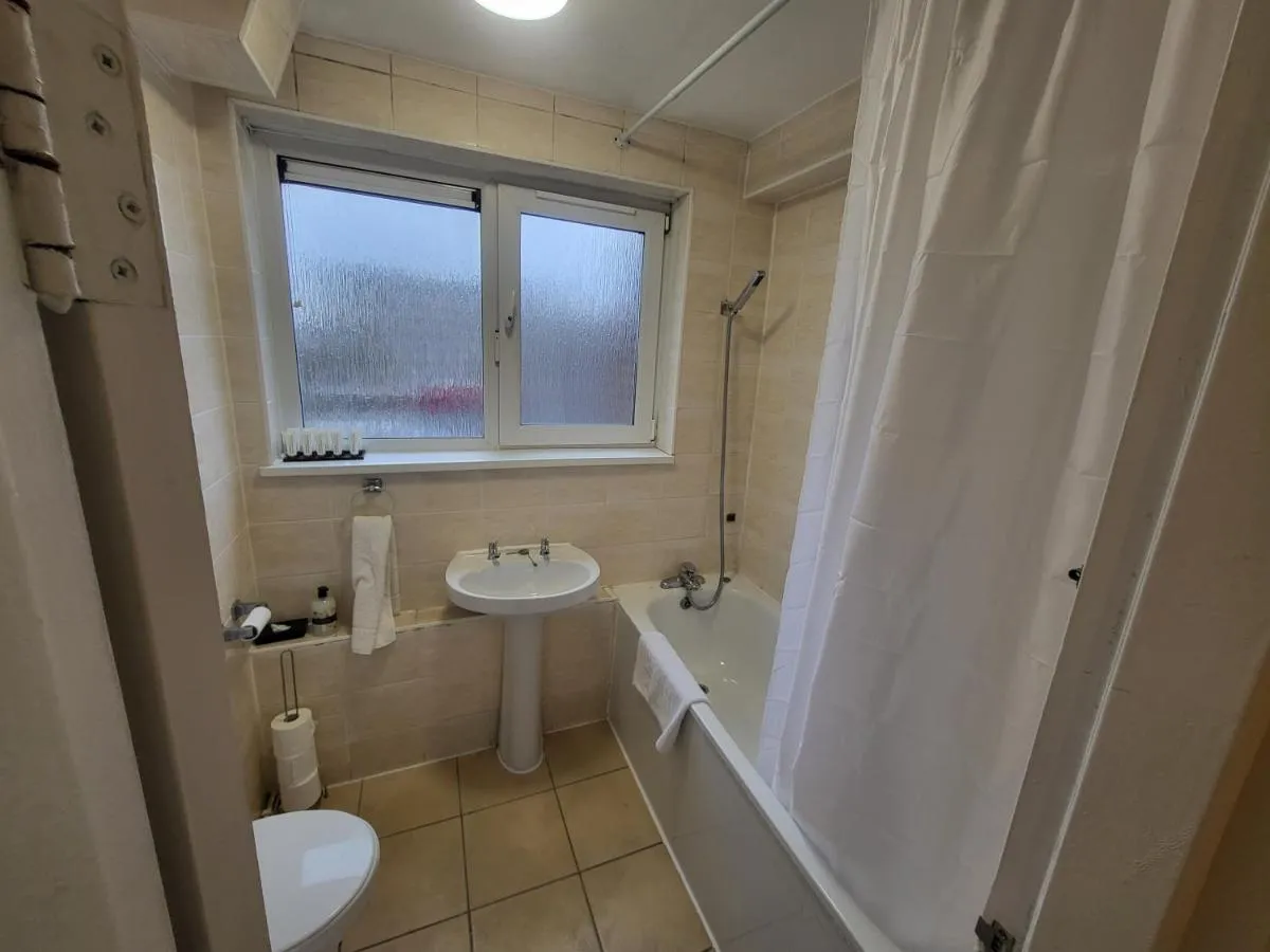 Image 3 of Garland Modern Spacious Flat, London
