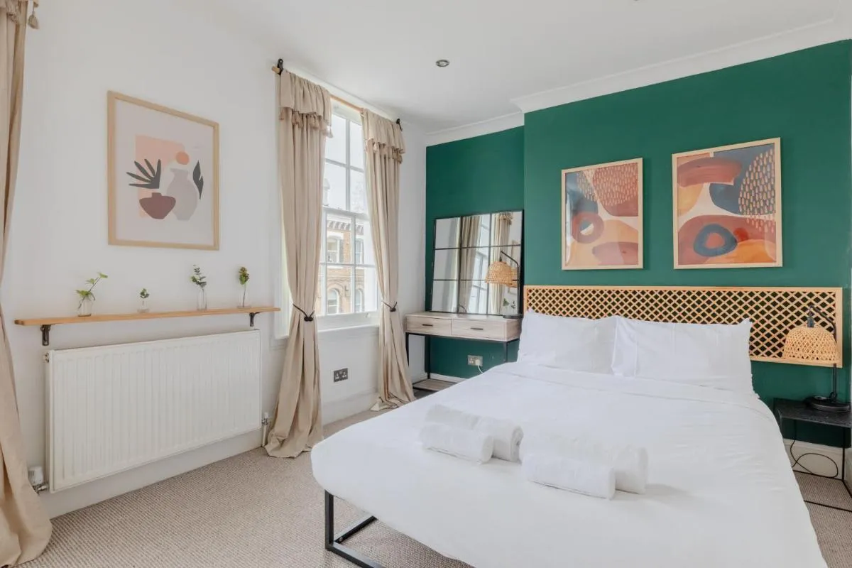 Image 4 of Glorious 2BD Duplex with Balcony Islington