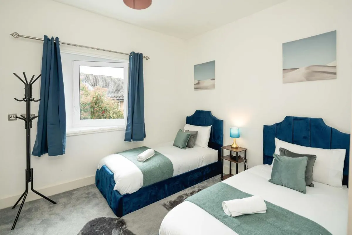 Image 3 of Gorgeous 3BR 2bath house in O2 Greenwich with parking