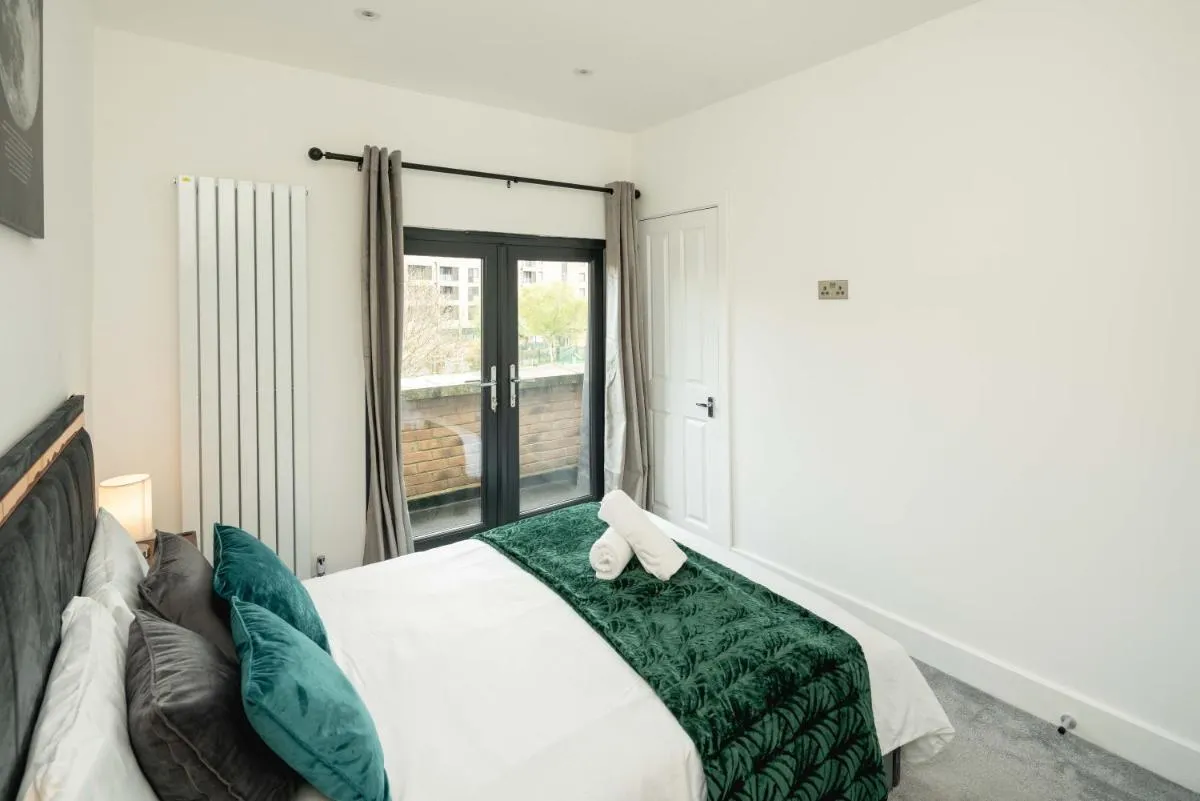 Image 4 of Gorgeous 3BR 2bath house in O2 Greenwich with parking