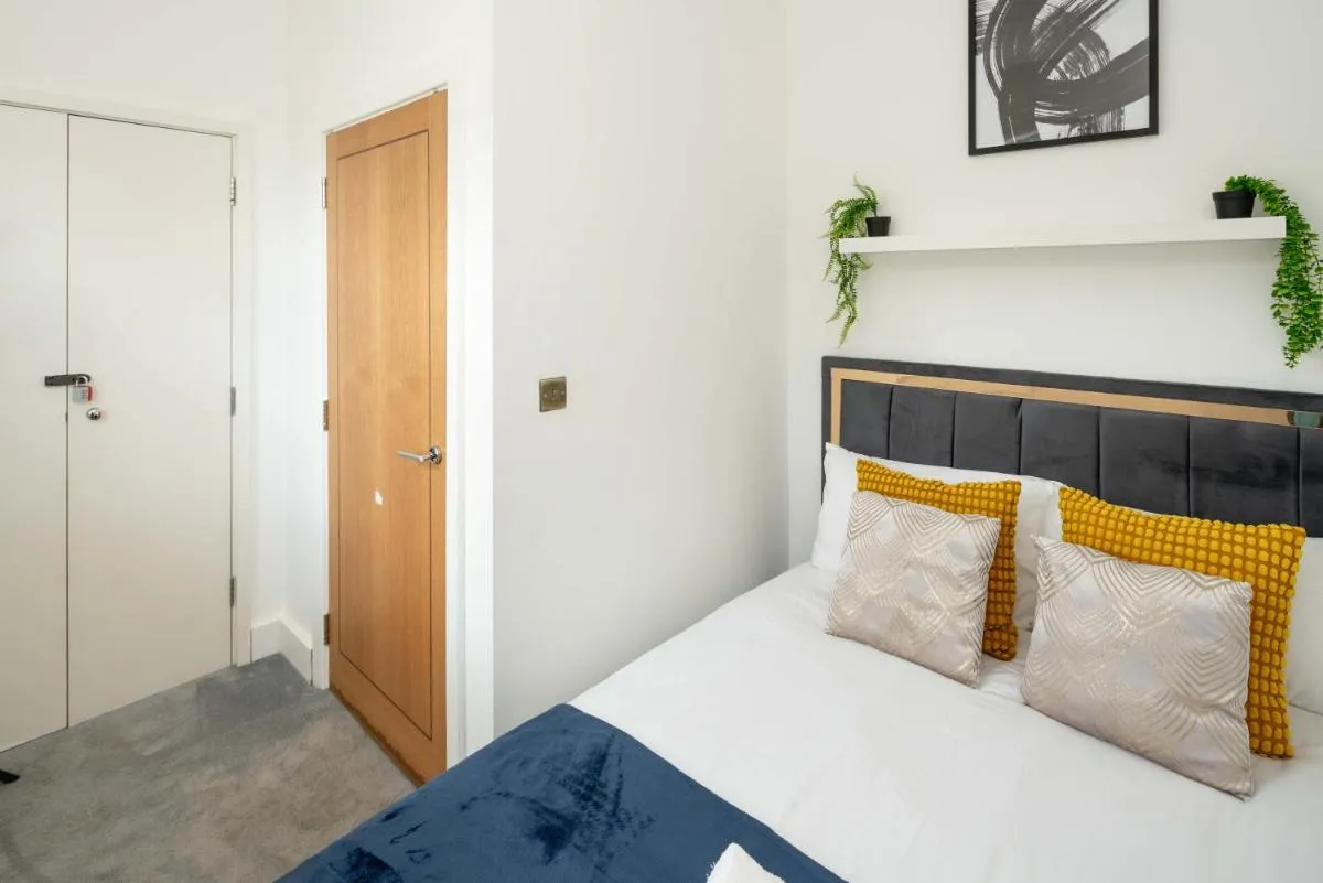 Image 5 of Gorgeous 3BR 2bath house in O2 Greenwich with parking