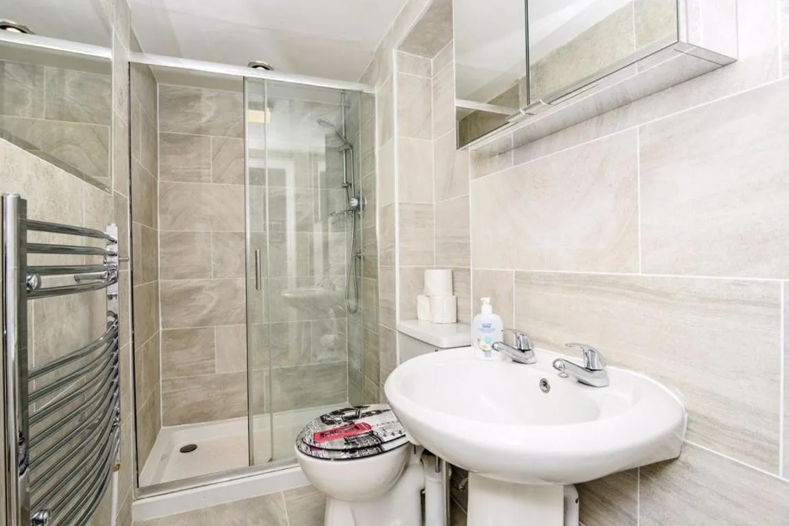 Image 3 of Gorgeous First Floor apartment near Station