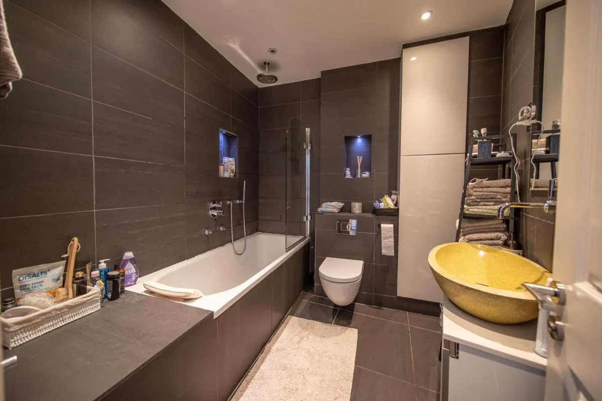 Image 3 of Gorgeous Light Contemporary Apt in Notting Hill