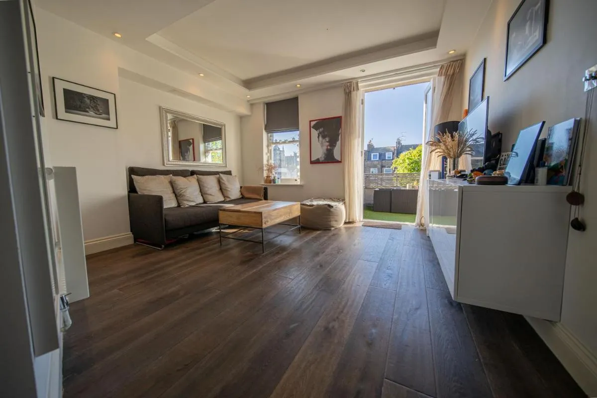 Image 5 of Gorgeous Light Contemporary Apt in Notting Hill