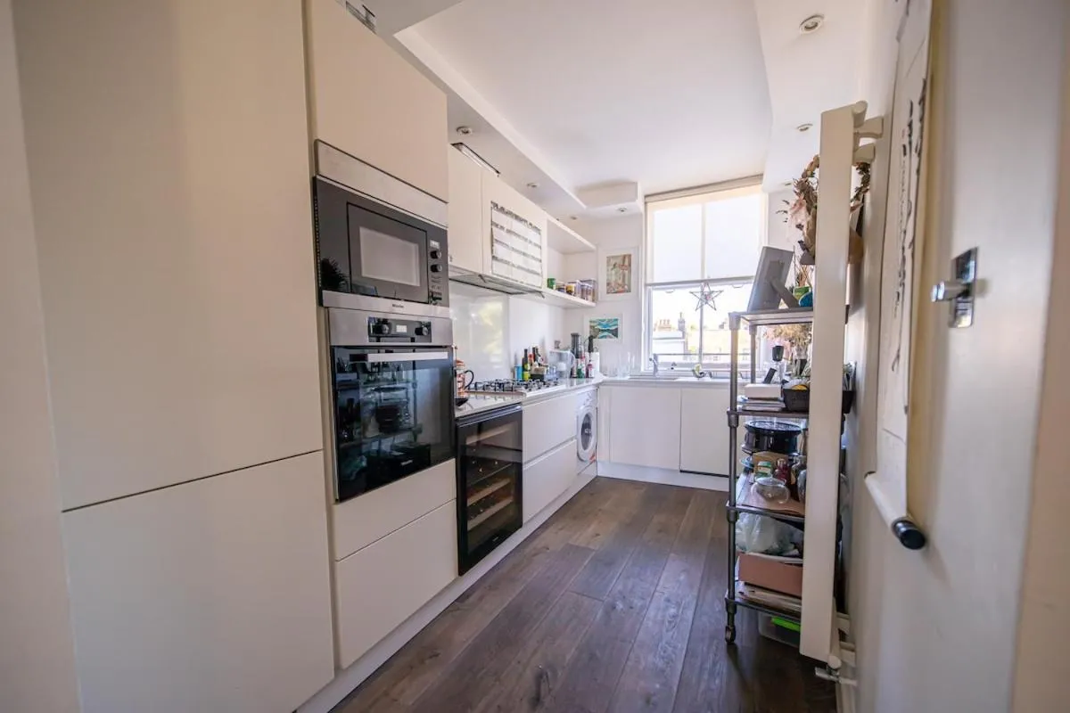 Image 4 of Gorgeous Light Contemporary Apt in Notting Hill