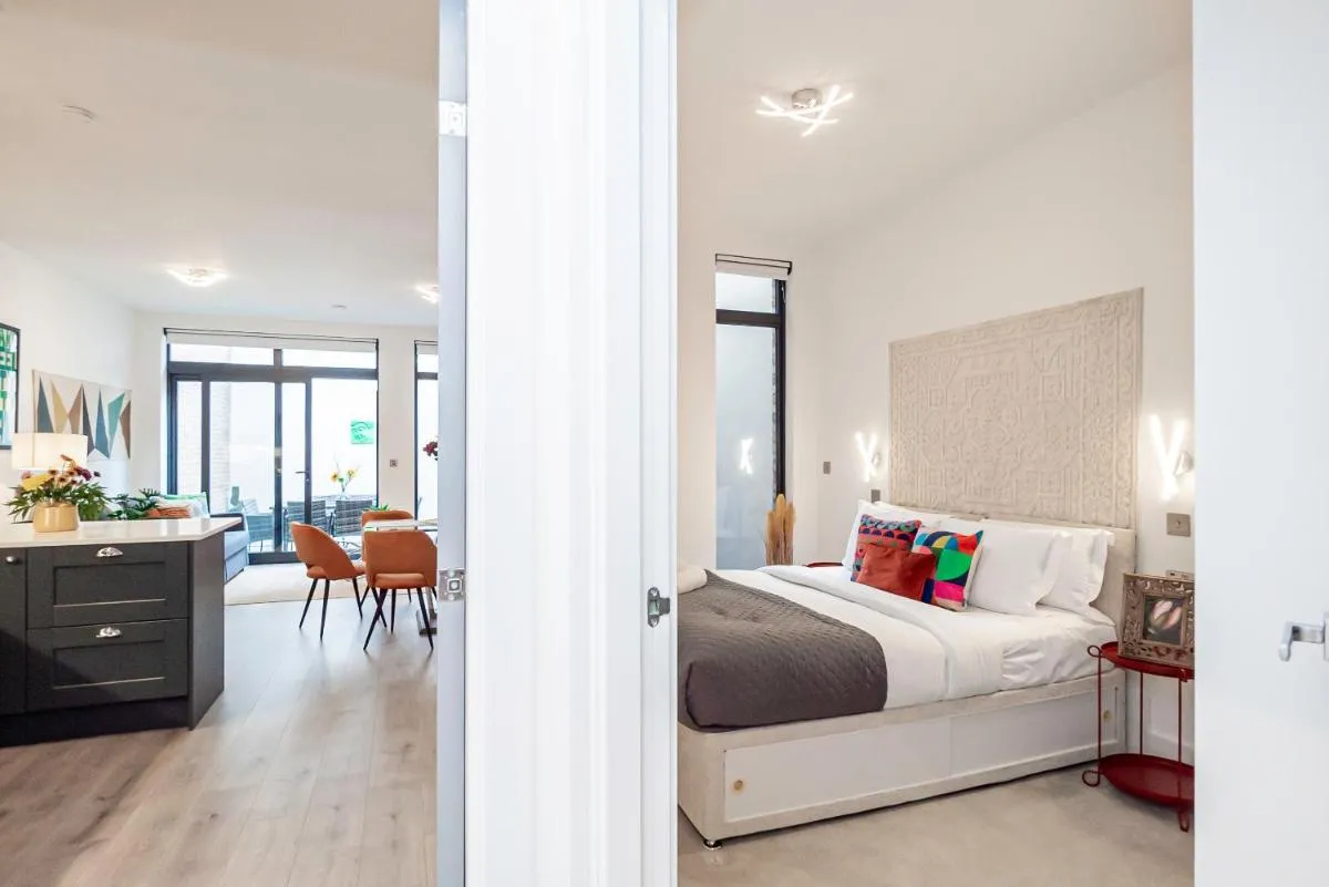 Image 3 of Gorgeous Two-Bedroom Two-Bathrooms Flat Near Acton Main Line Station