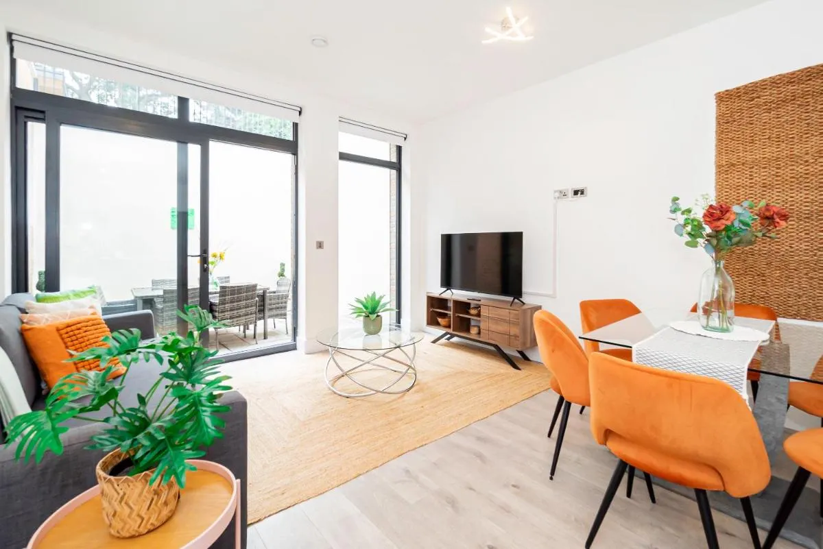 Image 5 of Gorgeous Two-Bedroom Two-Bathrooms Flat Near Acton Main Line Station