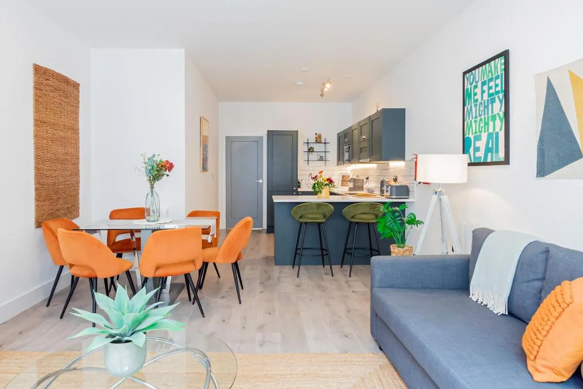 Image 4 of Gorgeous Two-Bedroom Two-Bathrooms Flat Near Acton Main Line Station