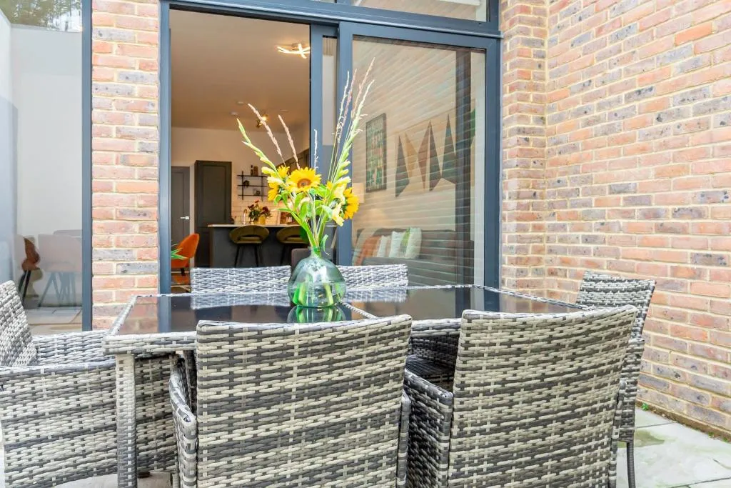 Image 1 of Gorgeous Two-Bedroom Two-Bathrooms Flat Near Acton Main Line Station