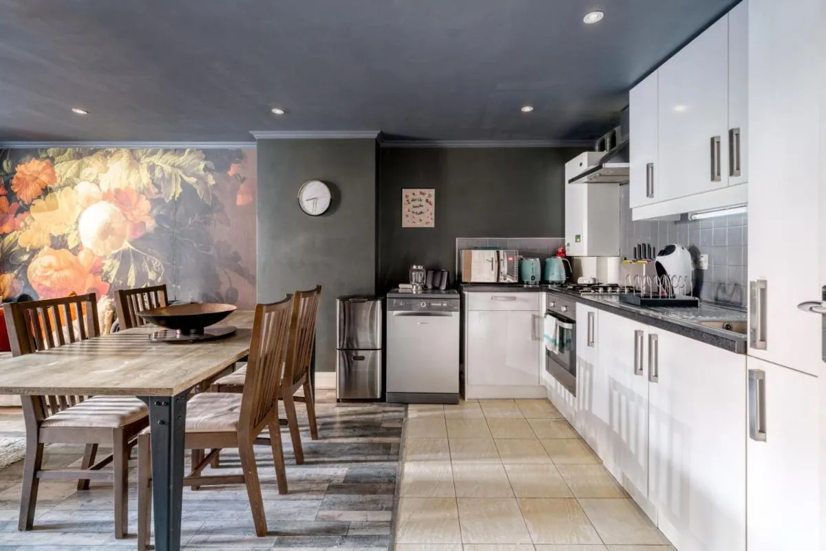 Image 4 of Gorgeous design 2 bed flat Barons Court Sleeps Six