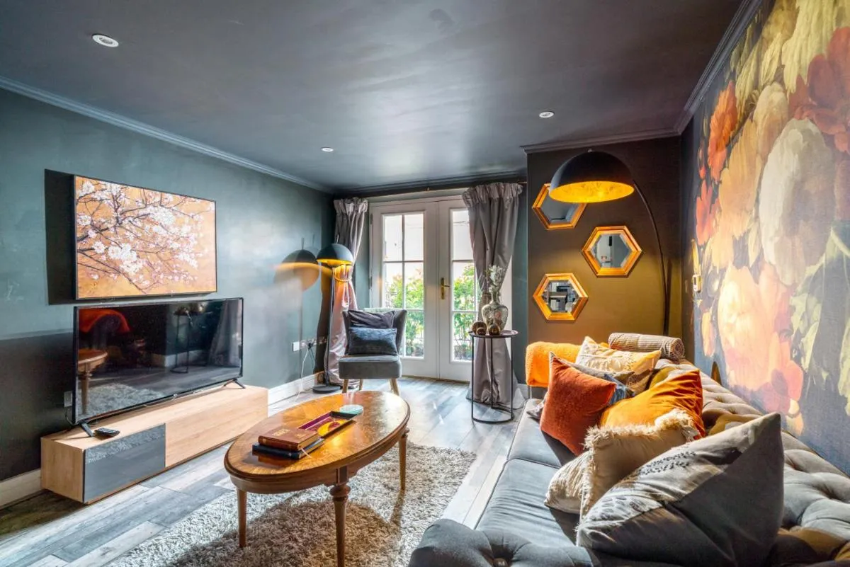 Image 5 of Gorgeous design 2 bed flat Barons Court Sleeps Six
