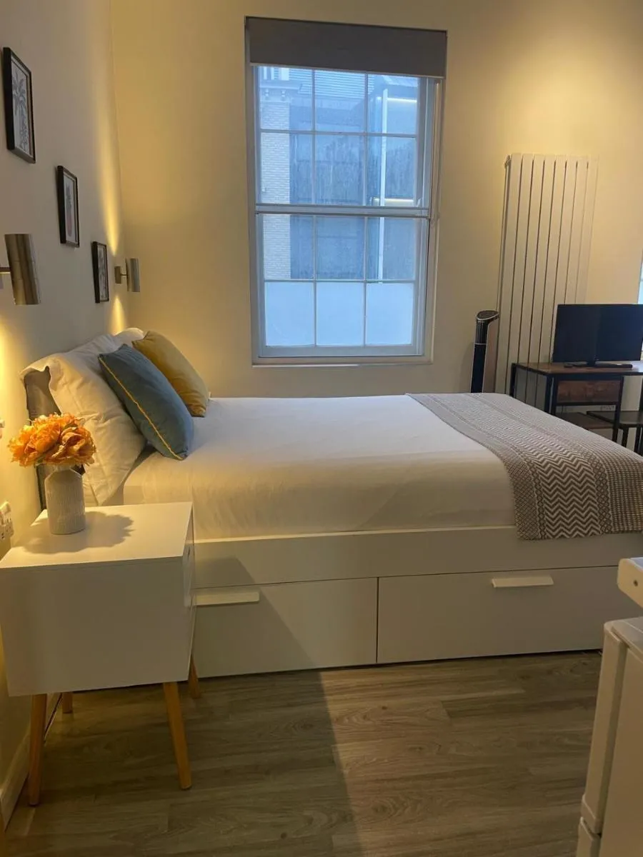 Image 4 of Grays Inn Road – Room 2