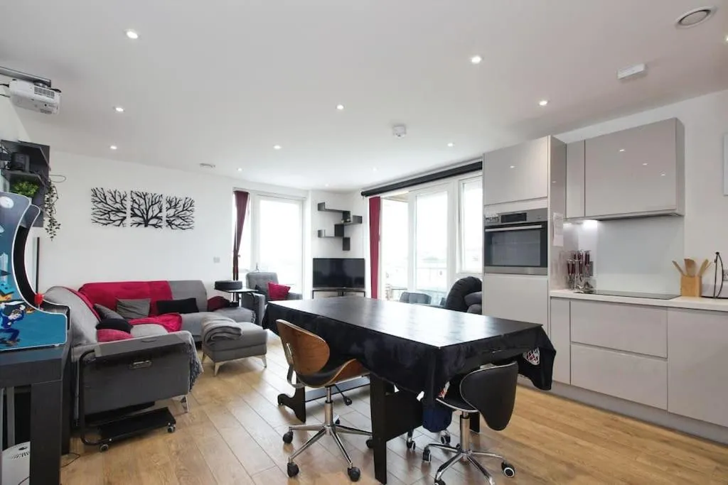 Image 4 of Greenwich O2 Apartment