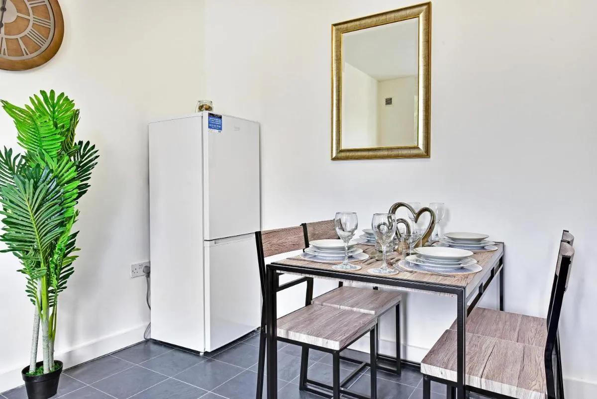 Image 3 of Ground Floor 2-Bed Near City Centre and Broadway