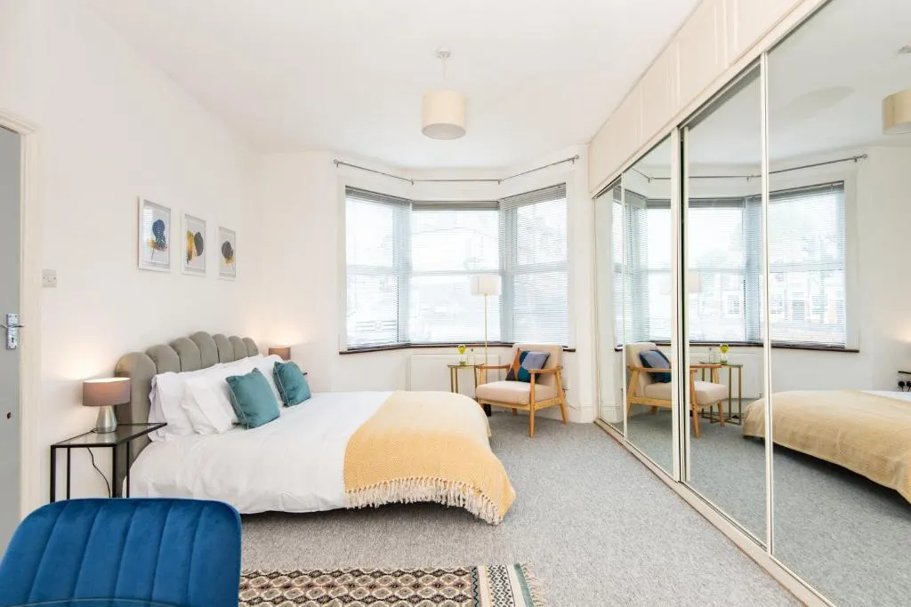 Ground Floor En-Suite Room with a Private Kitchen and Parking in a 5-Bedroom House at Hanwell